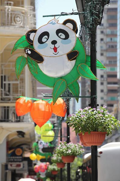 Photo taken on Sept. 7, 2010 shows a panda-shaped Mid-Autumn lantern in Macao of south China, Sept, 7, 2010.