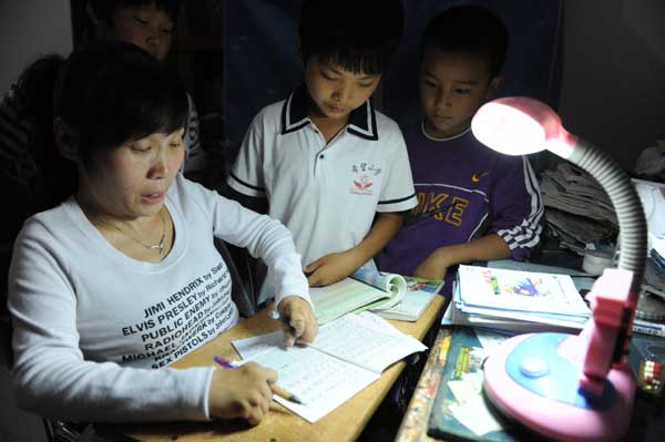 Ren Ying teaches her students at home, Sept 7, 2010. [Xinhua]