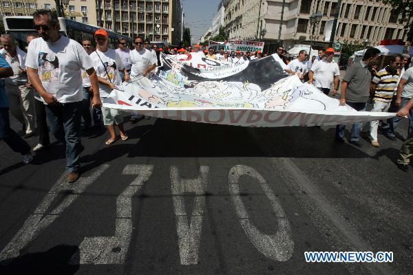 Demonstrators march in Athens, capital of Greece, Sept. 8, 2010. Employees of bus, train and subway Wednesday held strike and protest against cutbacks of salaries, lay-offs and reconstruction plans on the public transportation sector. [Xinhua]