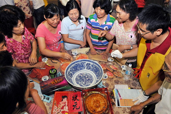Local residents take part in the Moon Cake Gambling Tournament in Kaohsiung in southwest Taiwan, Sept 8, 2010. [Xinhua]