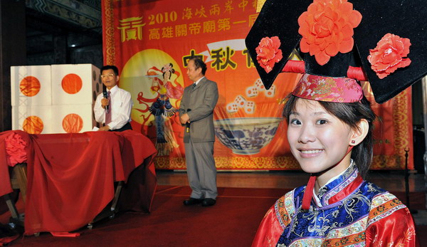 A woman dressed in the traditional chi-pao provides service during the Moon Cake Gambling Tournament in Kaohsiung in southwest Taiwan, Sept 8, 2010. [Xinhua]