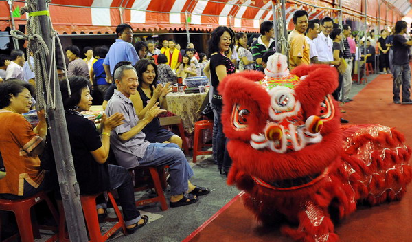 A dragon and lion dance performance is part of the Moon Cake Gambling Tournament in Kaohsiung in southwest Taiwan, Sept 8, 2010. [Xinhua]