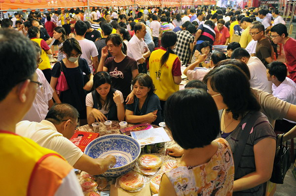 Players take part in the Moon Cake Gambling Tournament in Kaohsiung in southwest Taiwan, Sept 8, 2010. [Xinhua]