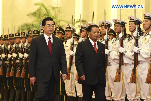 Chinese President Hu Jintao (L) holds a welcoming ceremony for Than Shwe, chairman of Myanmar's State Peace and Development Council, in Beijing, capital of China, Sept. 8, 2010. [Ju Peng/Xinhua]