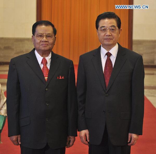 Chinese President Hu Jintao (R) holds a welcoming ceremony for Than Shwe, chairman of Myanmar's State Peace and Development Council, in Beijing, capital of China, Sept. 8, 2010. [Huang Jingwen/Xinhua]