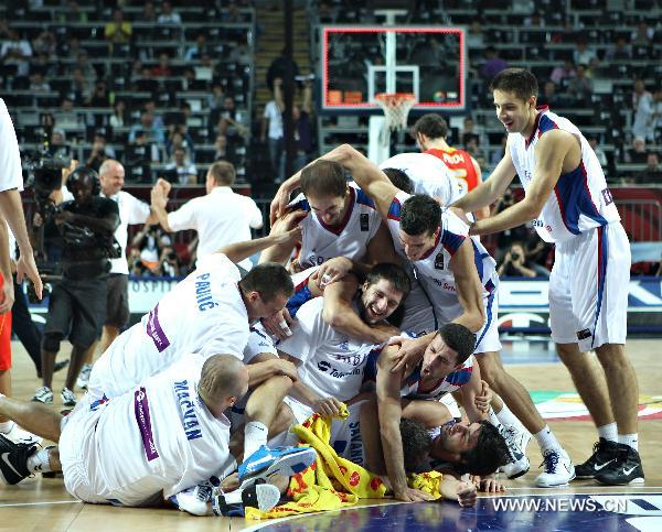 Players of Serbia celebrate victory after the quarterfinal match against Spain in the 2010 FIBA Basketball World Championship in Istanbul, Turkey, Sept. 8, 2010. Serbia was qualified for the semifinal after defeating Spain 92-89. (Xinhua/Cai Yang)