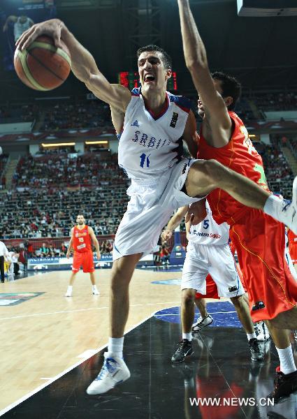 Serbia's Marko Keselj (L) vies for the ball during the quarterfinal match against Spain in the 2010 FIBA Basketball World Championship in Istanbul, Turkey, Sept. 8, 2010. Serbia was qualified for the semifinal after defeating Spain 92-89. (Xinhua/Cai Yang)