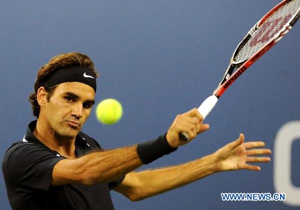 Roger Federer of Switzerland returns the ball during the men's singles quarterfinal match against Robin Soderling of Sweden at the U.S. Open tennis tournament in New York, the United States, Sept. 8, 2010. Federer won the match 3-0 and was qualified for the semifinal. (Xinhua/Shen Hong) 