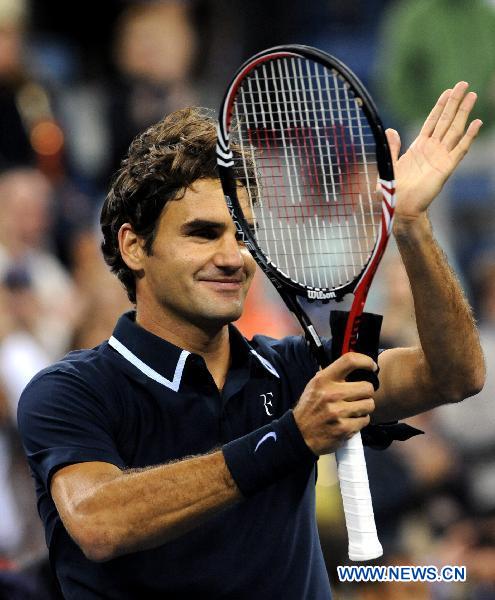 Roger Federer of Switzerland greets the audience after the men's singles quarterfinal match against Robin Soderling of Sweden at the U.S. Open tennis tournament in New York, the United States, Sept. 8, 2010. Federer won the match 3-0 and was qualified for the semifinal. (Xinhua/Shen Hong) 