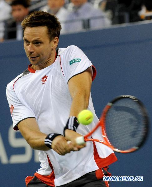 Robin Soderling of Sweden returns the ball during the men's singles quarterfinal match against Roger Federer of Switzerland at the U.S. Open tennis tournament in New York, the United States, Sept. 8, 2010. (Xinhua/Shen Hong) 