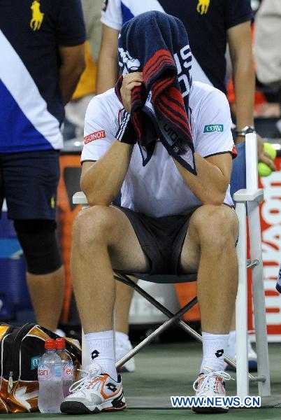 Robin Soderling of Sweden reacts during a break in the men's singles quarterfinal match against Roger Federer of Switzerland at the U.S. Open tennis tournament in New York, the United States, Sept. 8, 2010. (Xinhua/Shen Hong) 