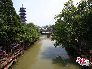 With a history of 1,200-year, Wuzhen is about one hour's drive from Hangzhou,the capital of Zhejiang Province.The small town is famous for the ancient buildings and old town layout, where bridges of all sizes cross the streams winding through the town.  [Photo by Hu Di]