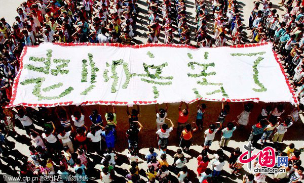 Students celebrate the upcoming Teacher&apos;s Day in Taibai central primary school, Wuyuan County, Jiangxi Province, September 9, 2010. [CFP]