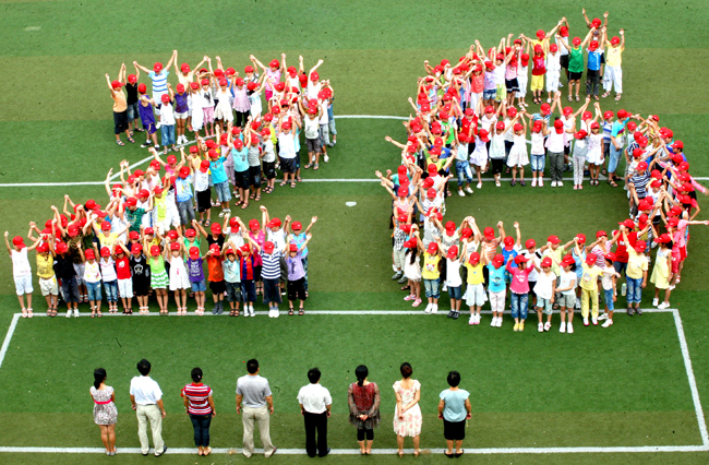 Students celebrate the upcoming Teacher&apos;s Day in Guangnan primary school, Nanchang, Jiangxi Province, September 9, 2010. [Xinhua]