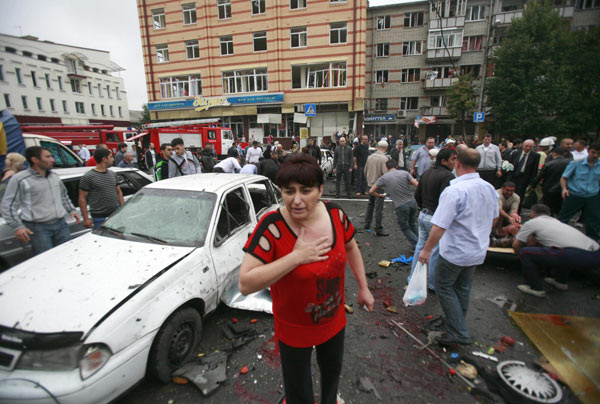 People help victims after a car bomb attack in the southern Russian city of Vladikavkaz on September 9, 2010. Police said at least 17 people were killed in the explosion outside a market. The attacker detonated his explosives as he drove by the main entrance to the Vladikavkaz market.[China Daily/Agencies]