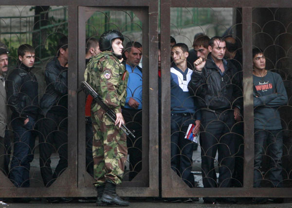 People look at the site of a suicide bomb blast in Vladikavkaz September 9, 2010. [China Daily/Agencies]