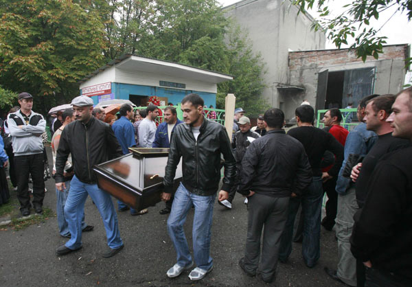 People carry the coffin of a suicide bomb blast victim outside a morgue in Vladikavkaz September 9, 2010. [China Daily/Agencies]