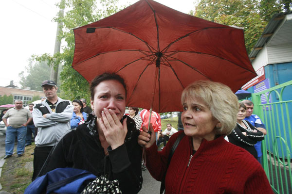 People mourn at a blast site in Vladikavkaz September 9, 2010. [China Daily/Agencies] 