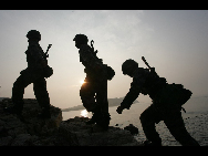 The photo shows the daily life, including the hard military training, of soldiers at a coastal defense fortress under the jurisdiction of People's Liberation Army (PLA) Jinan Military Command. [China Daily]