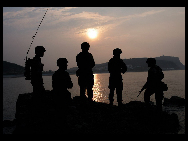 The photo shows the daily life, including the hard military training, of soldiers at a coastal defense fortress under the jurisdiction of People's Liberation Army (PLA) Jinan Military Command. [China Daily]