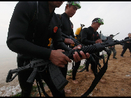 The photo shows the daily life, including the hard military training, of soldiers at a coastal defense fortress under the jurisdiction of People's Liberation Army (PLA) Jinan Military Command. [China Daily]