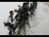 The photo shows the daily life, including the hard military training, of soldiers at a coastal defense fortress under the jurisdiction of People's Liberation Army (PLA) Jinan Military Command. [China Daily]