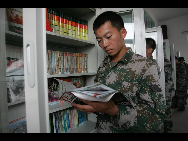 The photo shows the daily life, including the hard military training, of soldiers at a coastal defense fortress under the jurisdiction of People's Liberation Army (PLA) Jinan Military Command. [China Daily]