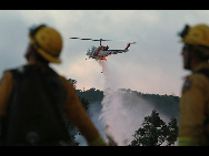 The fire erupted from a punctured petroleum pipeline beside a high school when a backhoe digging too close clipped the line, local media reported.[qq.com]