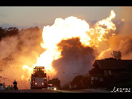 At least three people were killed in a gas line explosion and ensuing fire on multiple homes Thursday night in San Bruno, a city near San Francisco International Airport (SFO). [people.com.cn]