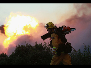 At least three people were killed in a gas line explosion and ensuing fire on multiple homes Thursday night in San Bruno, a city near San Francisco International Airport (SFO). [qq.com]