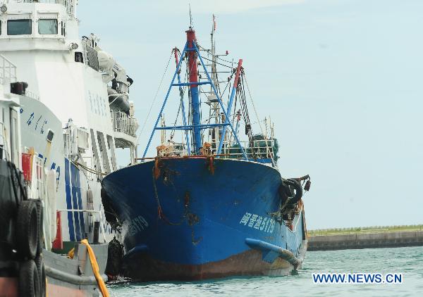 The Chinese trawler Minjinyu 5179 (R) under detention stops at the harbor of Ishigaki, Okinawa Prefecture, Japan, Sept. 9, 2010.[Ji Chunpeng/Xinhua]