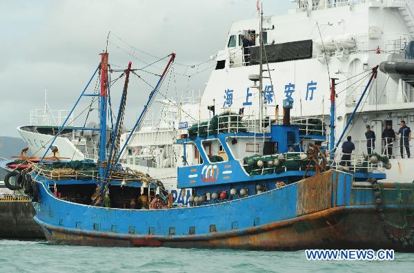  The Chinese trawler Minjinyu 5179 (Front) under detention stops at the harbor of Ishigaki, Okinawa Prefecture, Japan, Sept. 9, 2010.[Ji Chunpeng/Xinhua]