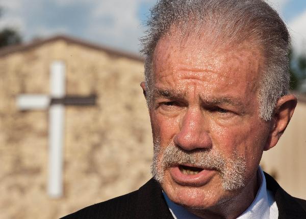 Pastor Terry Jones of the Dove World Outreach Center speaks to the media Thursday, Sept. 9, 2010, in Gainesville, Fla. [Xinhua]