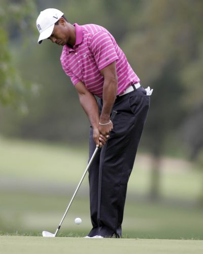 Woods chips onto the third green during the first round of the BMW Championship golf tournament in Lemont Tiger Woods of the U.S. chips onto the third green during the first round of the BMW Championship golf tournament in Lemont, Illinois September 9, 2010. (Xinhua/Reuters)