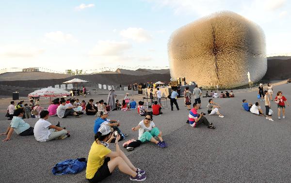 Visitors rest outside the Seed Cathedral, the pavilion of the United Kingdom, at the Expo Park in east China's Shanghai Sept. 9, 2010.