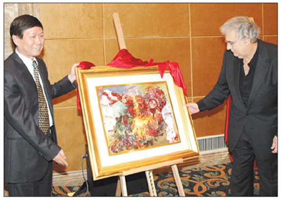 The embroidery piece of Liu Linghua's oil painting Drunken Beauty is presented as a gift to singer Placido Domingo at a Shanghai concert last year.