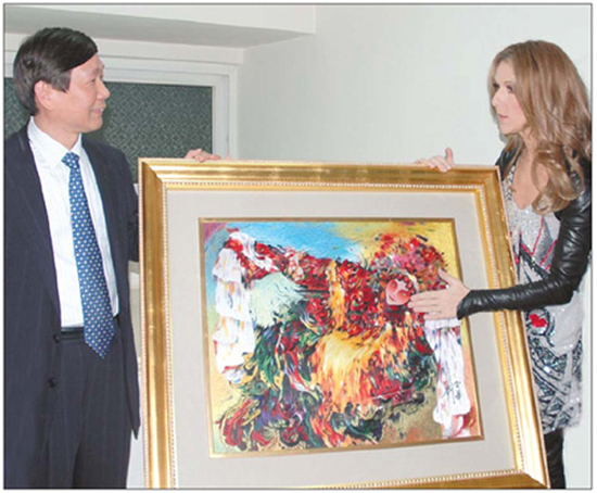 The embroidery of the work was presented as a gift to singer Celine Dion when she held a concert in Shanghai in 2008. 