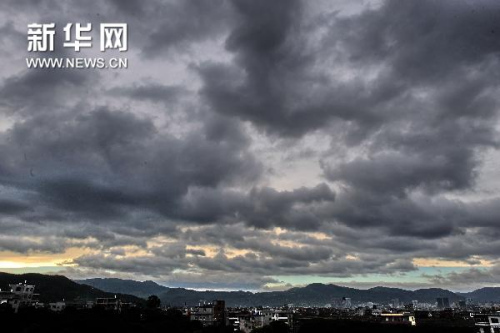 Tropical storm Meranti hit east China′s Zhejiang Province at 7 p.m. Friday after leaving the neighboring province of Fujian where about 150,000 people were evacuated, said local authorities. 