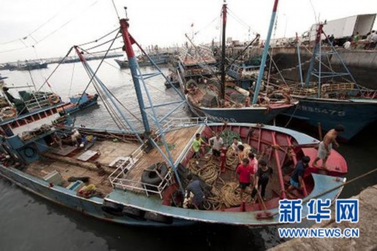 Tropical storm Meranti hit east China′s Zhejiang Province at 7 p.m. Friday after leaving the neighboring province of Fujian where about 150,000 people were evacuated, said local authorities. 