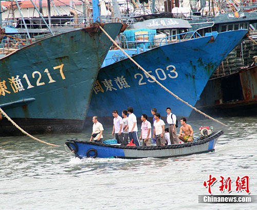 Tropical storm Meranti hit east China′s Zhejiang Province at 7 p.m. Friday after leaving the neighboring province of Fujian where about 150,000 people were evacuated, said local authorities. 