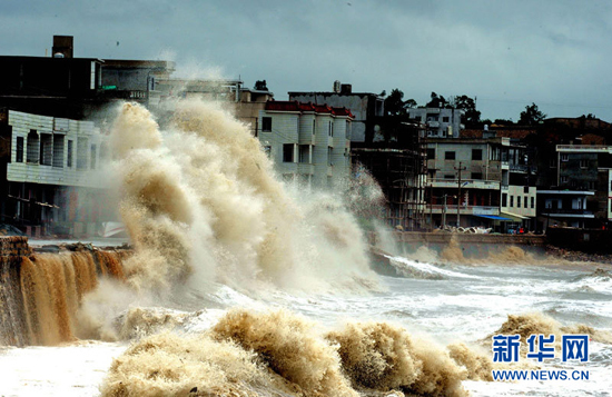 Tropical storm Meranti hit east China's Zhejiang Province at 7 p.m. Friday after leaving the neighboring province of Fujian where about 150,000 people were evacuated, said local authorities.