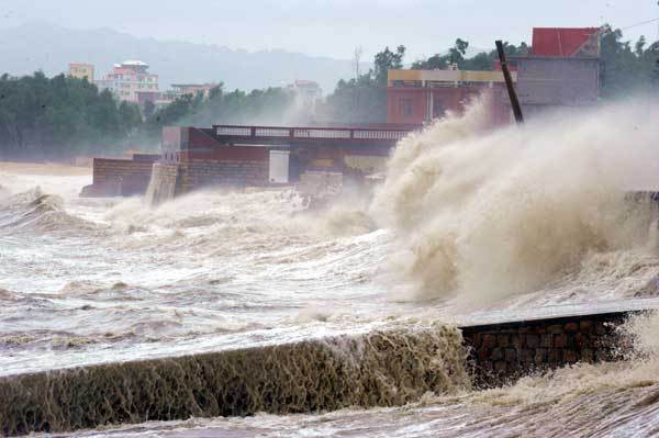 Towering waves slam a dock in Putian city, east China's Fujian Province, after Meranti, the 10th typhoon to hit China this year, made landfall in Fujian at 3:30 am on Friday. [Photo/Xinhua] 