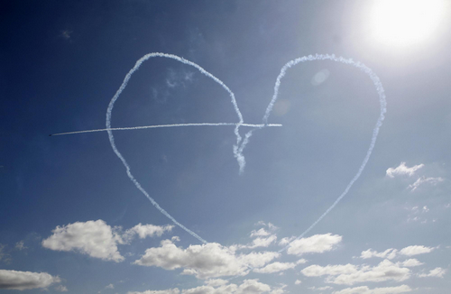 Three L-39 jets from the Vyazma Russ aerobatic squadron perform during the international air show &apos;Gydroaviasalon 2010&apos; in the Black Sea town of Gelendzhik September 12, 2010.[China Daily/Agencies]