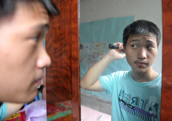 Jin Shujia combs his hair in Hefei, East China&apos;s Anhui province, Sept 12, 2010. [Xinhua]