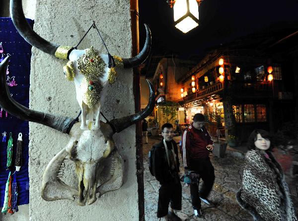 Tourists look around in a street of Shangri-la County, Deqen Tibetan Autonomous Prefecture, southwest China's Yunnan Province, Sept. 11, 2010. A Kangba art festival will kick off here on Sunday. [Xinhua/Yang Zongyou] 