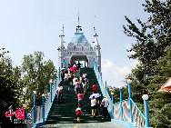 Beijing Shijingshan Amusement Park is a theme park located in the Shijingshan District of Beijing. It opened on Sep. 28, 1986, and is currently owned and operated by the Shijingshan District government. The park is accessible by Line 1 of the Beijing subway. [Photo by Guo Jianping]