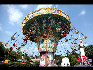 Beijing Shijingshan Amusement Park is a theme park located in the Shijingshan District of Beijing. It opened on Sep. 28, 1986, and is currently owned and operated by the Shijingshan District government. The park is accessible by Line 1 of the Beijing subway. [Photo by Guo Jianping]