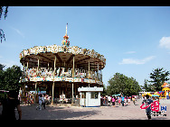 Beijing Shijingshan Amusement Park is a theme park located in the Shijingshan District of Beijing. It opened on Sep. 28, 1986, and is currently owned and operated by the Shijingshan District government. The park is accessible by Line 1 of the Beijing subway. [Photo by Guo Jianping]