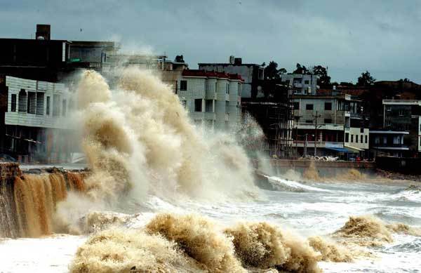 Towering waves slam a dock in Putian city, east China's Fujian Province, after Meranti, the 10th typhoon to hit China this year, made landfall in Fujian at 3:30 am on Friday. [Photo/Xinhua] 