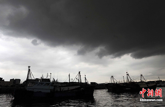 Tropical storm Meranti hit east China′s Zhejiang Province at 7 p.m. Friday after leaving the neighboring province of Fujian where about 150,000 people were evacuated, said local authorities. 